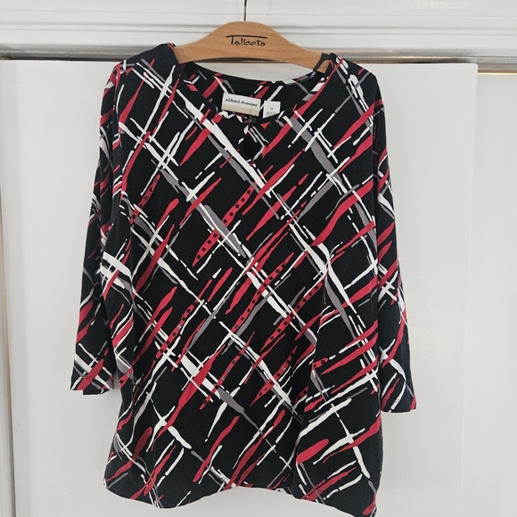 Alfred Dunner Tops - Alfred Dunner Knit Black Red Peep Hole Sequin Top Blouse 1X Shirt